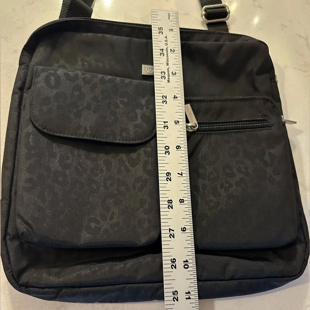 Baggallini Canyon Crossbody Bag Black Cheetah‎ Emboss Pockets Organization